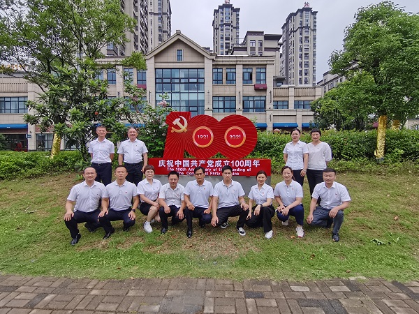 徽鹽地產(chǎn)集團(tuán)六安項(xiàng)目黨支部舉行重溫入黨誓詞暨新黨員宣誓活動