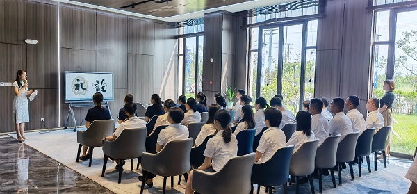 徽鹽地產(chǎn)集團(tuán)公司霍邱項(xiàng)目開展禮儀培訓(xùn)