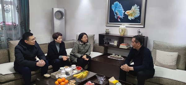 徽鹽地產集團開展春節(jié)送溫暖走訪慰問活動